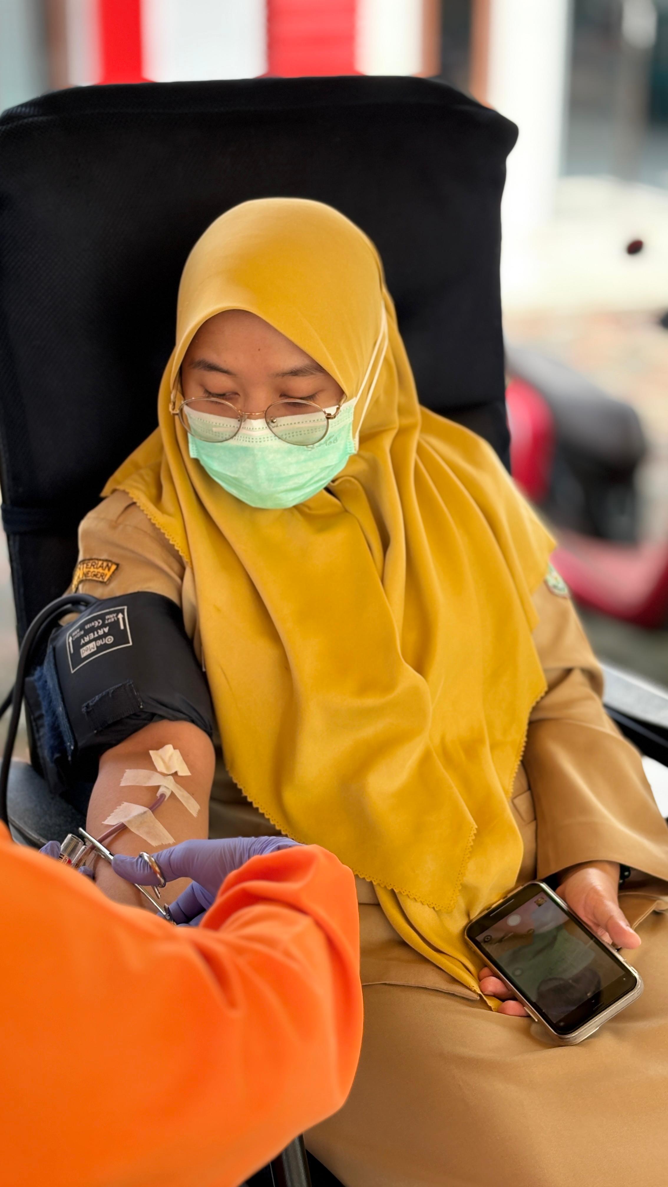 Satu Lengan, Satu Kantong Darah, Sejuta Harapan: Sebuah Cerita dari DORAPAS (Donor Darah Pasrujambe)